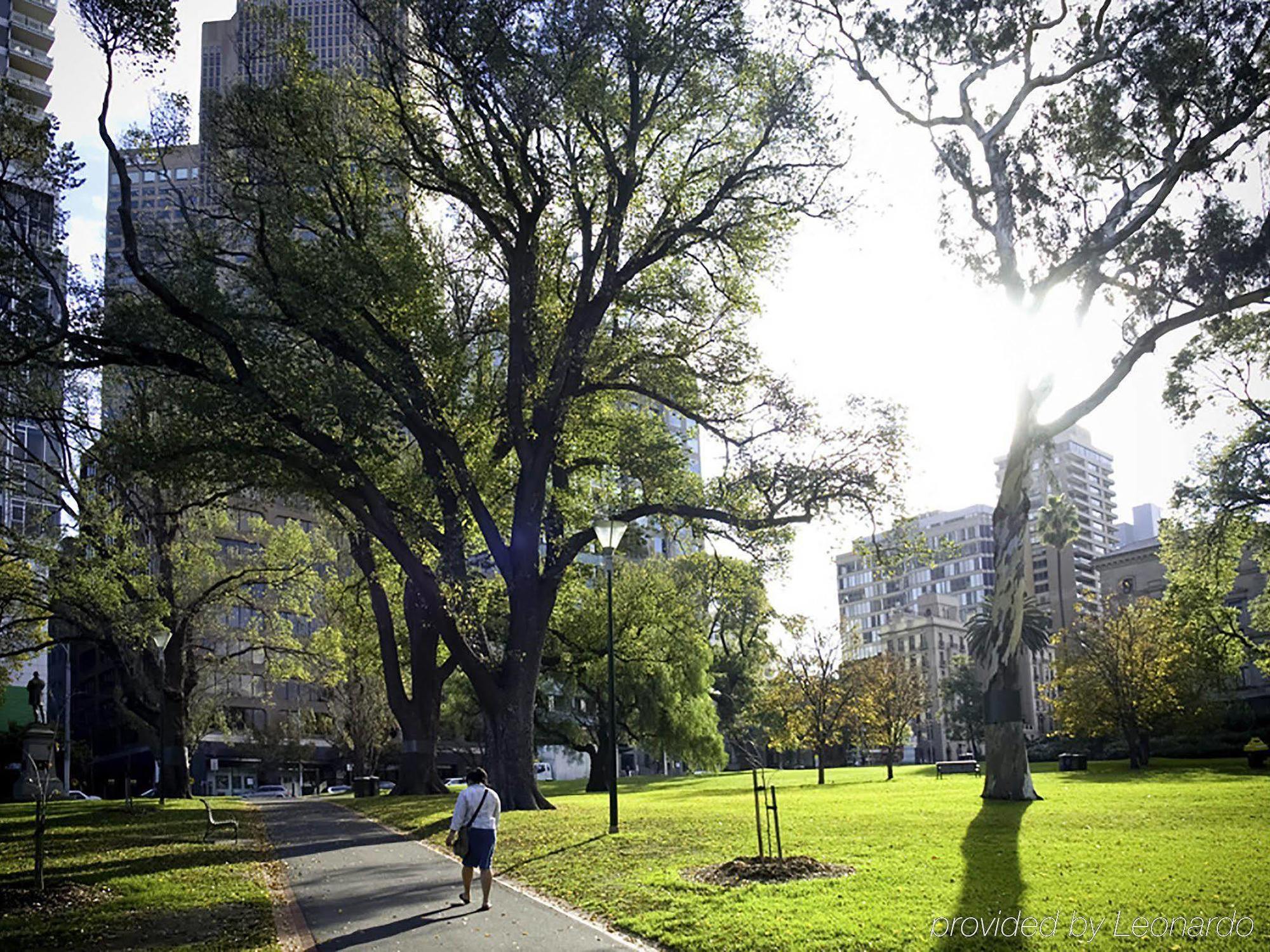 Mercure Melbourne Treasury Gardens Exterior foto